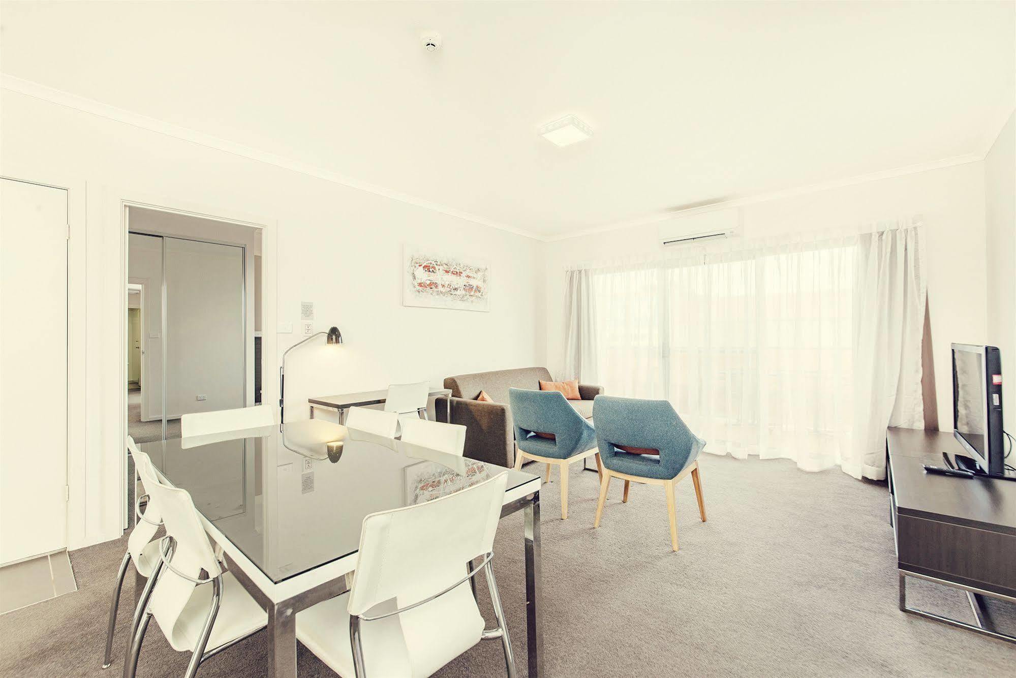 Abode Tuggeranong Aparthotel Canberra Luaran gambar